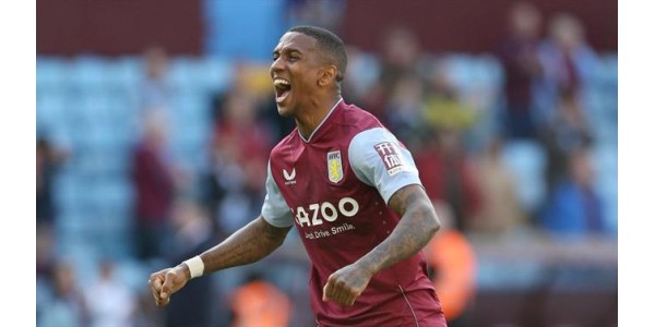 L'ancien capitaine de Manchester United, Ashley Young, rejoint Everton